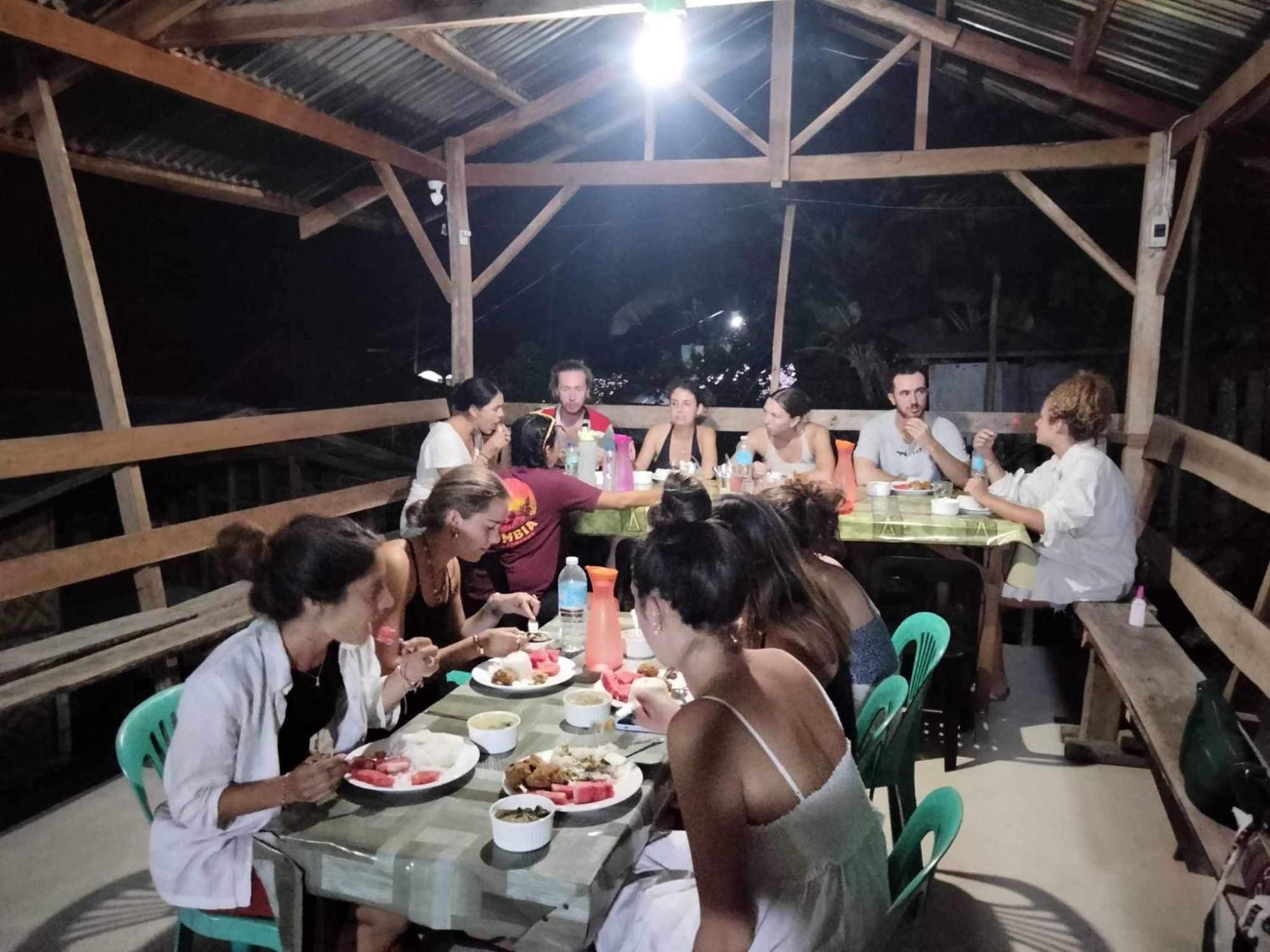 Roca'S Homestay Backpackers Chalet Batuan Екстер'єр фото